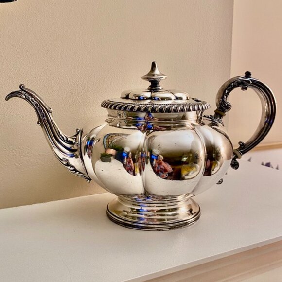 Vintage Silverplate Reed & Barton Teapot - Picture 2 of 13